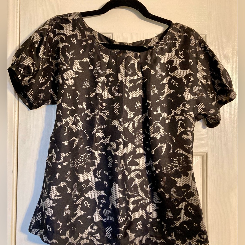 Banana Republic - Silk Top - Lace Pattern - Size XS -EUC